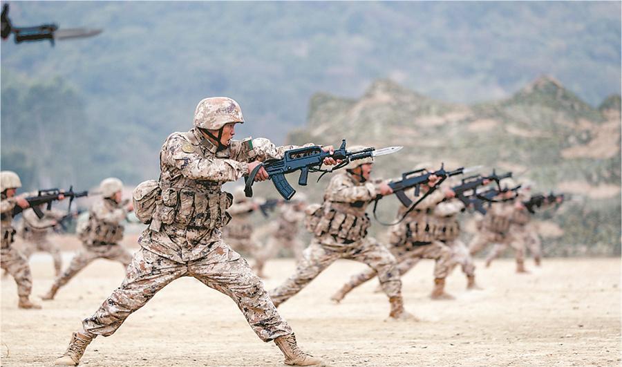 第74集團(tuán)軍某旅黨委強(qiáng)化領(lǐng)戰(zhàn)意識(shí)，帶領(lǐng)官兵掀起訓(xùn)練熱潮。官兵進(jìn)行刺殺訓(xùn)練。.jpg