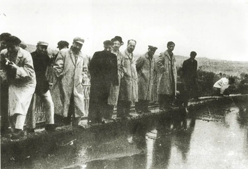 1958年，余秋里在四川川中地區(qū)觀看油田噴油.jpg