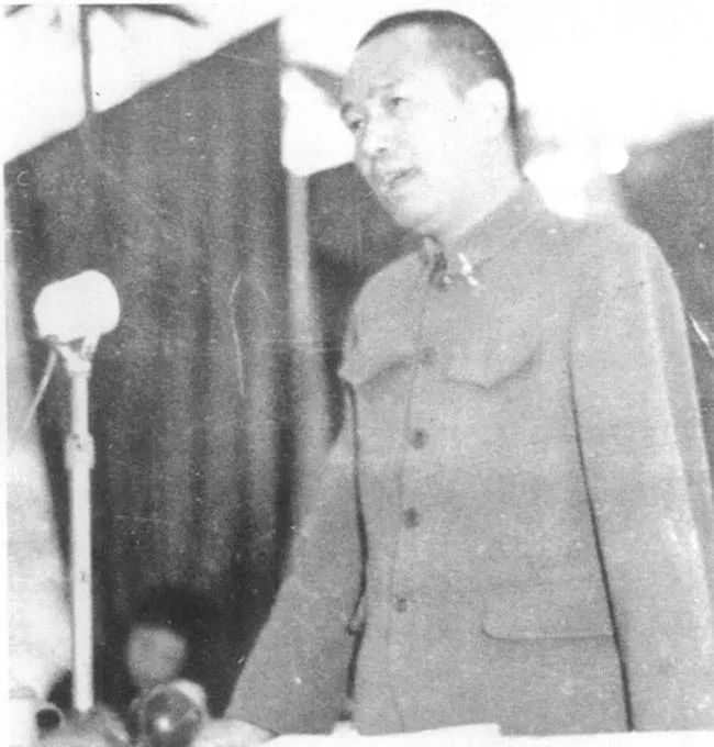 1958年，余秋里在青海冷湖油田職工大會上講話.jpg
