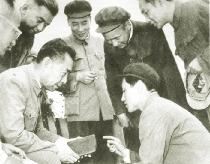 1962年，余秋里陪同周恩來視察大慶油田，了解地質情況.jpg