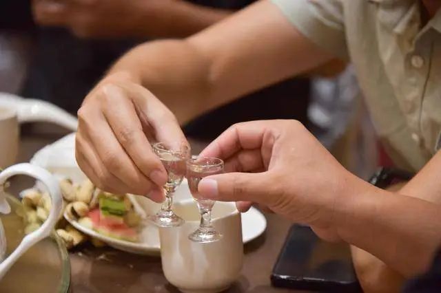 敬酒時不知道說什么？學會這四招，得體又恰當，敬酒不再尷尬！.jpg