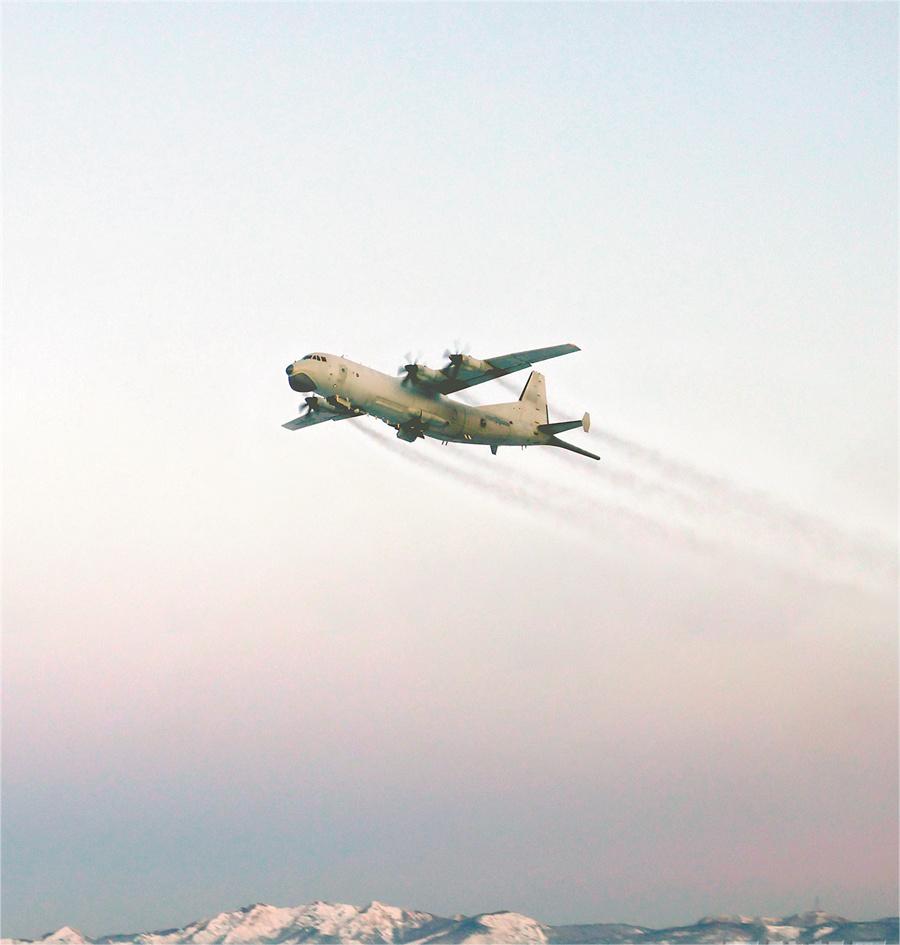 參訓戰(zhàn)機呼嘯升空。.jpg