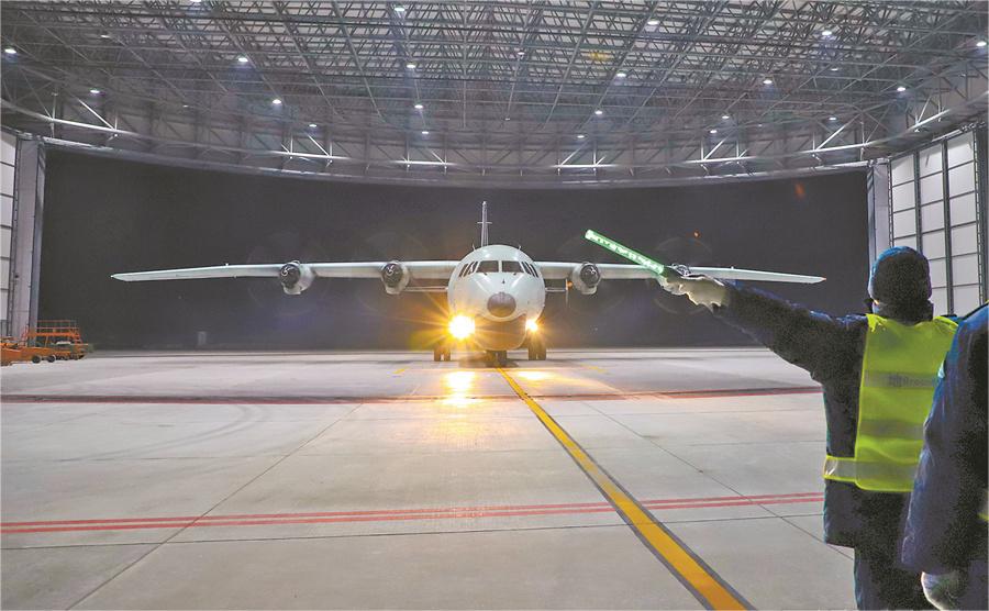夜間訓練結(jié)束，戰(zhàn)機返場.jpg