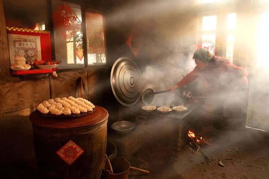綁火神，就是將玉米?；螓湽＝壴谝桓L(zhǎng)長(zhǎng)的木棒上.jpg