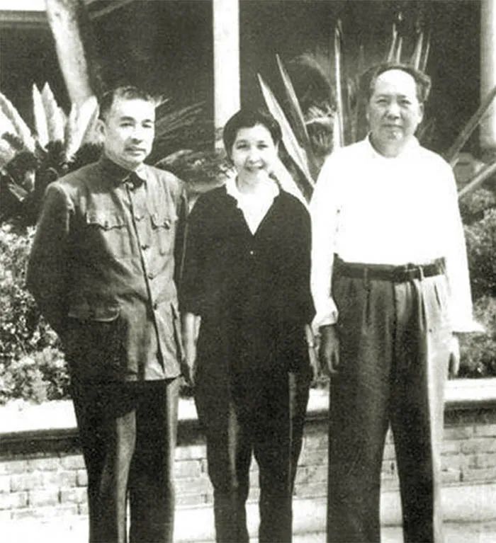 毛澤東與陶鑄、曾志合影.jpg