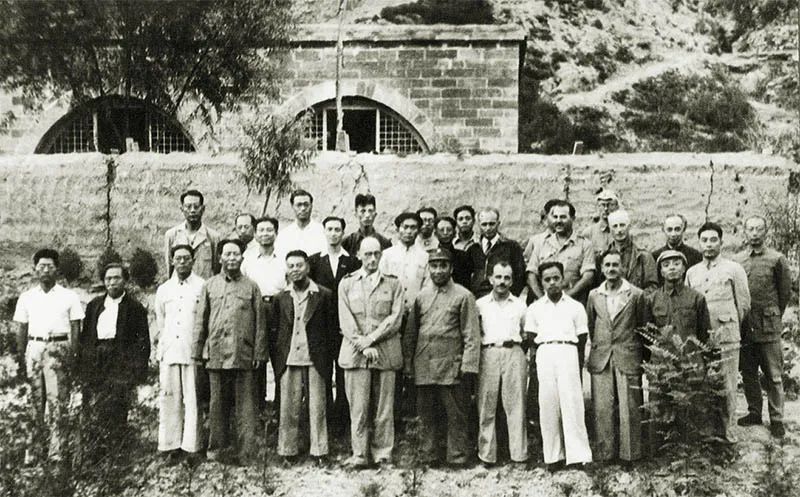 1944年6月，毛澤東、朱德在延安會見中外記者西北參觀團并合影留念。朱德身后穿深色上衣者為趙超構(gòu).jpg