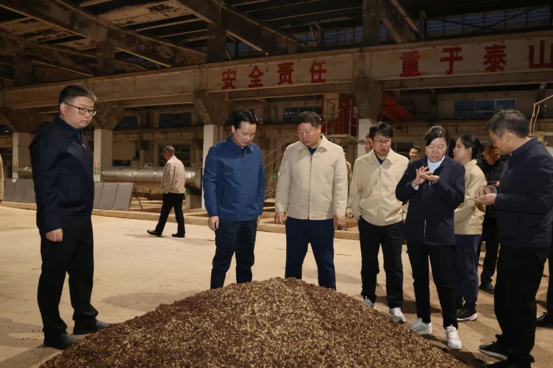 丁雄軍、王莉查看酒醅.jpg