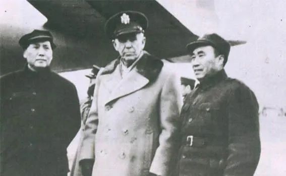 毛澤東、朱德與軍事三人小組的馬歇爾在延安機場合影.jpg