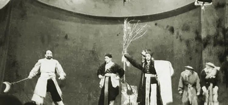 1943年，中央黨校編演《逼上梁山》劇照.jpg