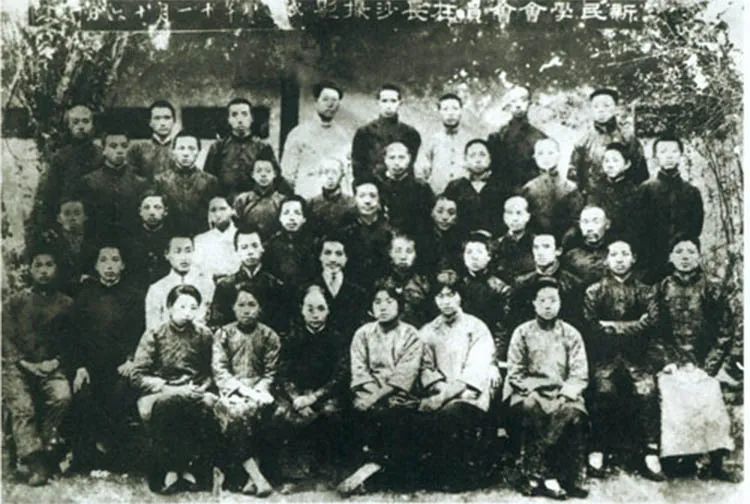 1919年11月，毛澤東與新民學(xué)會會員在長沙周南女校合影。第五排右五為毛澤東.jpg