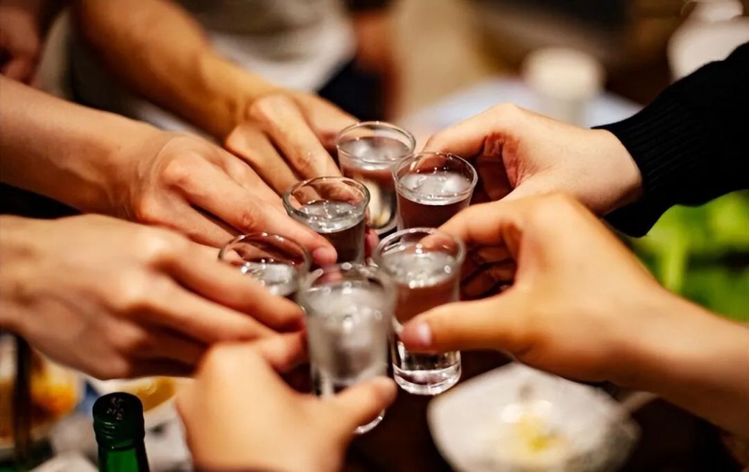 如何正確結(jié)交酒桌上的人？.jpg