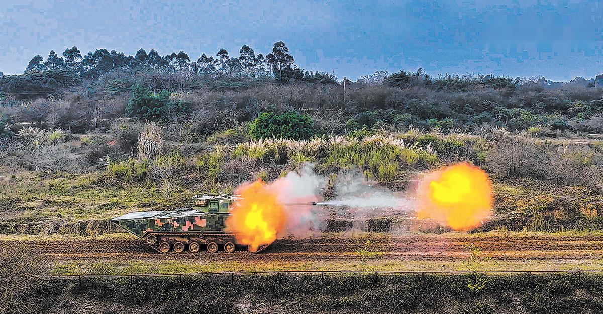 近日，陸軍某旅組織裝甲分隊戰(zhàn)斗射擊考核。劉  浩攝.jpg