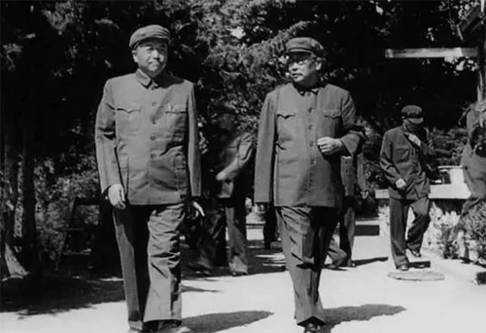 彭德懷(左)和李克農(nóng)(右)步入談判會(huì)場(chǎng)。.jpg