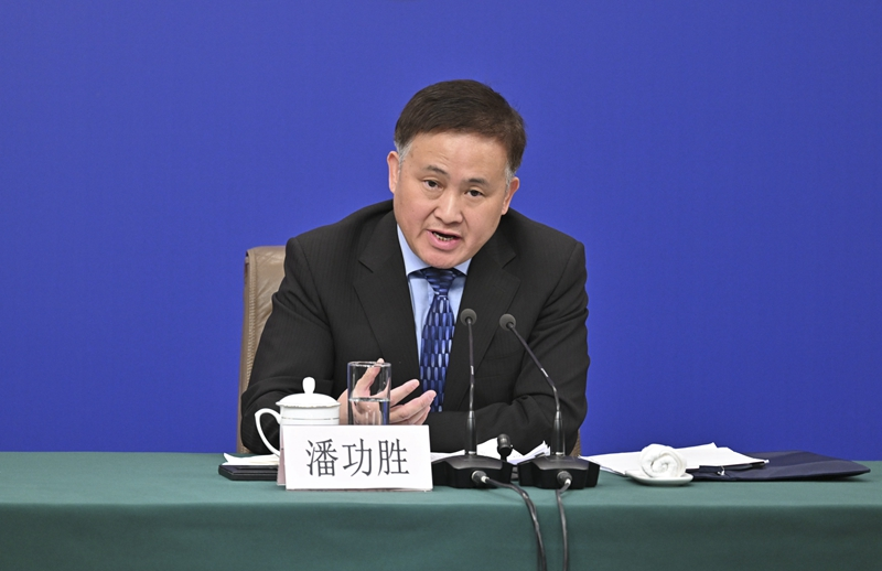 潘功勝行長(zhǎng)在十四屆全國(guó)人大二次會(huì)議經(jīng)濟(jì)主題記者會(huì)上答記者問(wèn)1.png