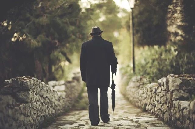 “老人歸去，早有暗示”，老人出現(xiàn)這5個舉動，子女要留意！.jpg