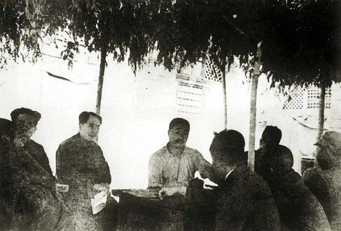 左起：任弼時(shí)、毛澤東、賀龍.jpg