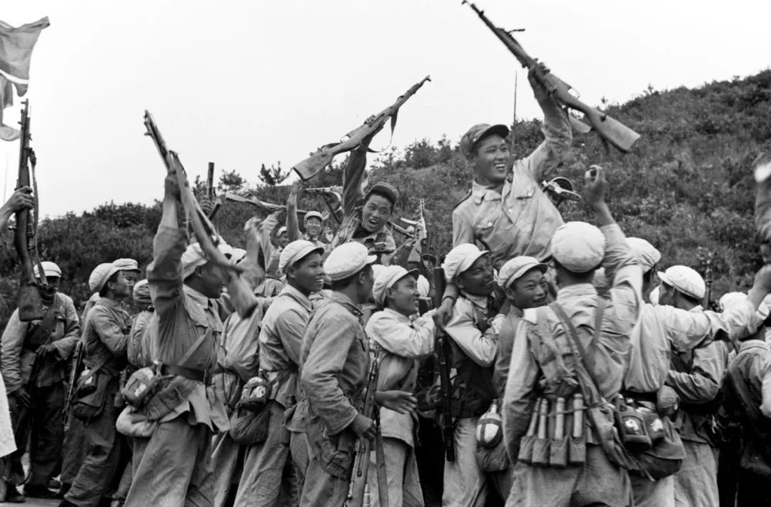 這是中國人民志愿軍和朝鮮人民軍一起歡慶戰(zhàn)斗勝利。.jpg