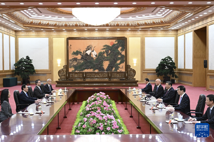 新華社北京4月10日電  中共中央總書記習(xí)近平10日下午在京會見馬英九一行。3.png
