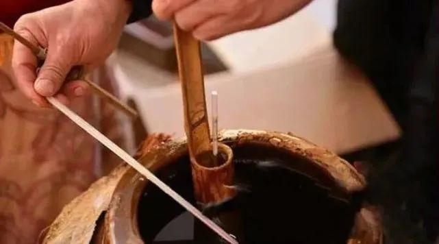 用酒勾酒的方法，醬香型白酒可以演化出層次感豐富的品味.jpg