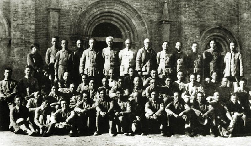 1938年9月，參加中國共產(chǎn)黨擴大的六屆六中全會與會代表合影.jpg