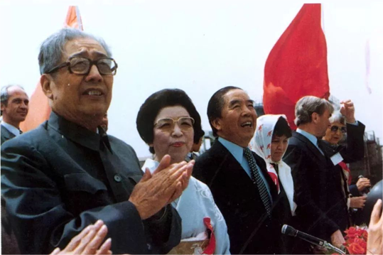 柴樹藩（左一）、包玉剛（左三）.png