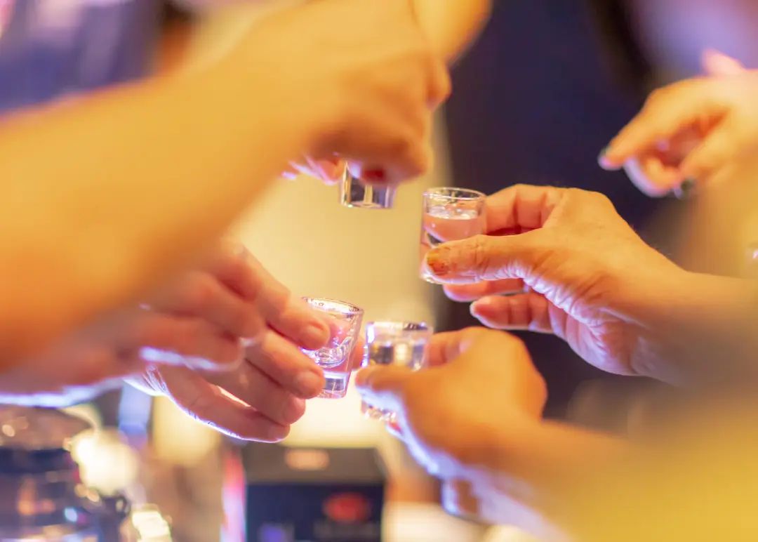 教你幾招醬酒喝法，招待應(yīng)酬不失禮!.jpg