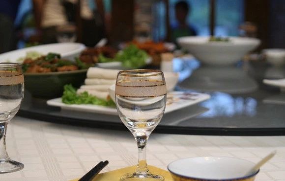酒局：圈子不同，不必強(qiáng)融.jpg