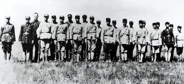 剛抵達戈壁灘時，孫繼先為了鼓舞全軍士氣，提出了“干在戈壁灘，埋頭在青山”的口號。.jpg