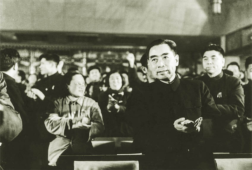 殫精竭慮，周恩來為恢復(fù)全國(guó)高考奠定的基礎(chǔ).jpg