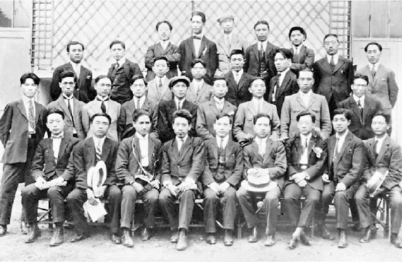 1924年7月，出席旅歐中國共產(chǎn)主義青年團第三次代表大會的代表在巴黎合影，后排右三為鄧小平.jpg