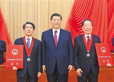 中共中央總書記、國家主席、中央軍委主席習(xí)近平向獲得二〇二三年度國家最高科學(xué)技術(shù)獎的武漢大學(xué)李德仁院士（右）和清華大學(xué)薛其坤院士（左）頒獎。.jpg
