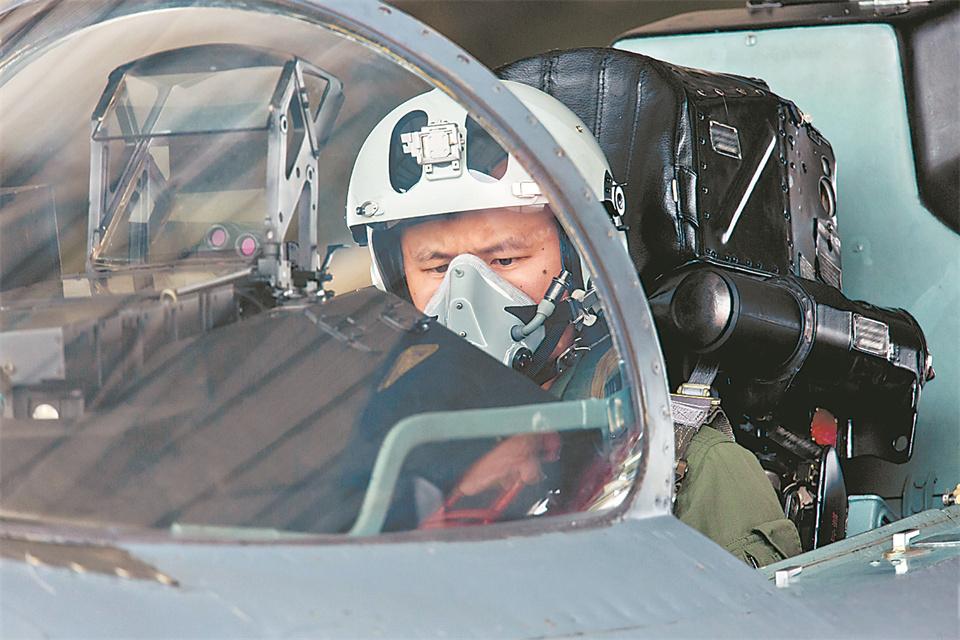 起飛前，飛行員仔細(xì)檢查飛機(jī).jpg