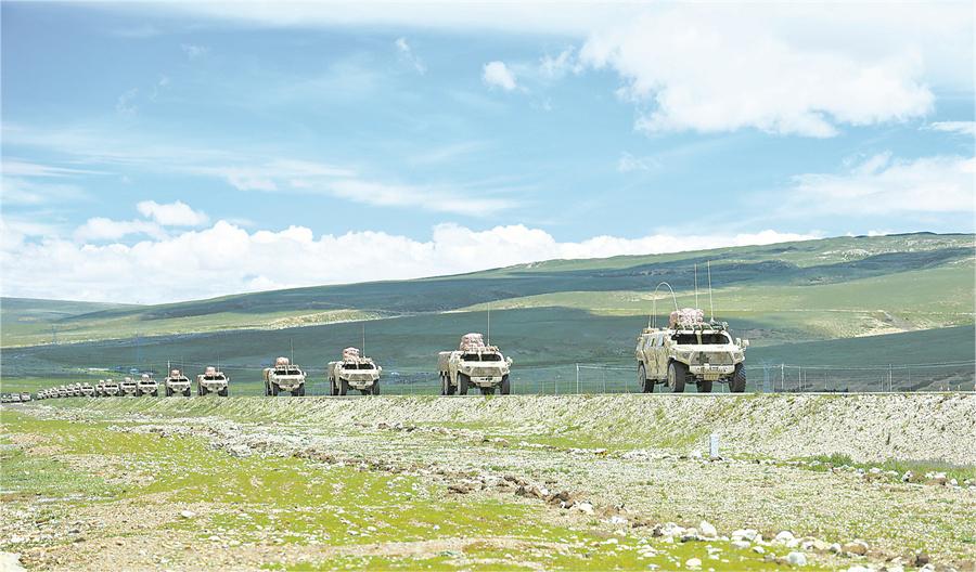 近日，西藏軍區(qū)某部組織長途機動訓練。 楊  凱 攝.jpg