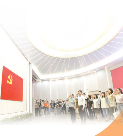 黨員在中共一大紀(jì)念館里重溫入黨誓詞。.jpg