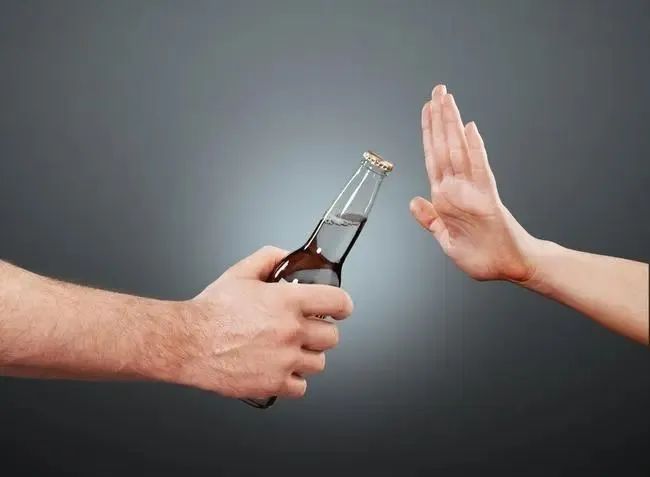拒酒有門道、倒酒有學(xué)問、敬酒有規(guī)矩1.jpg